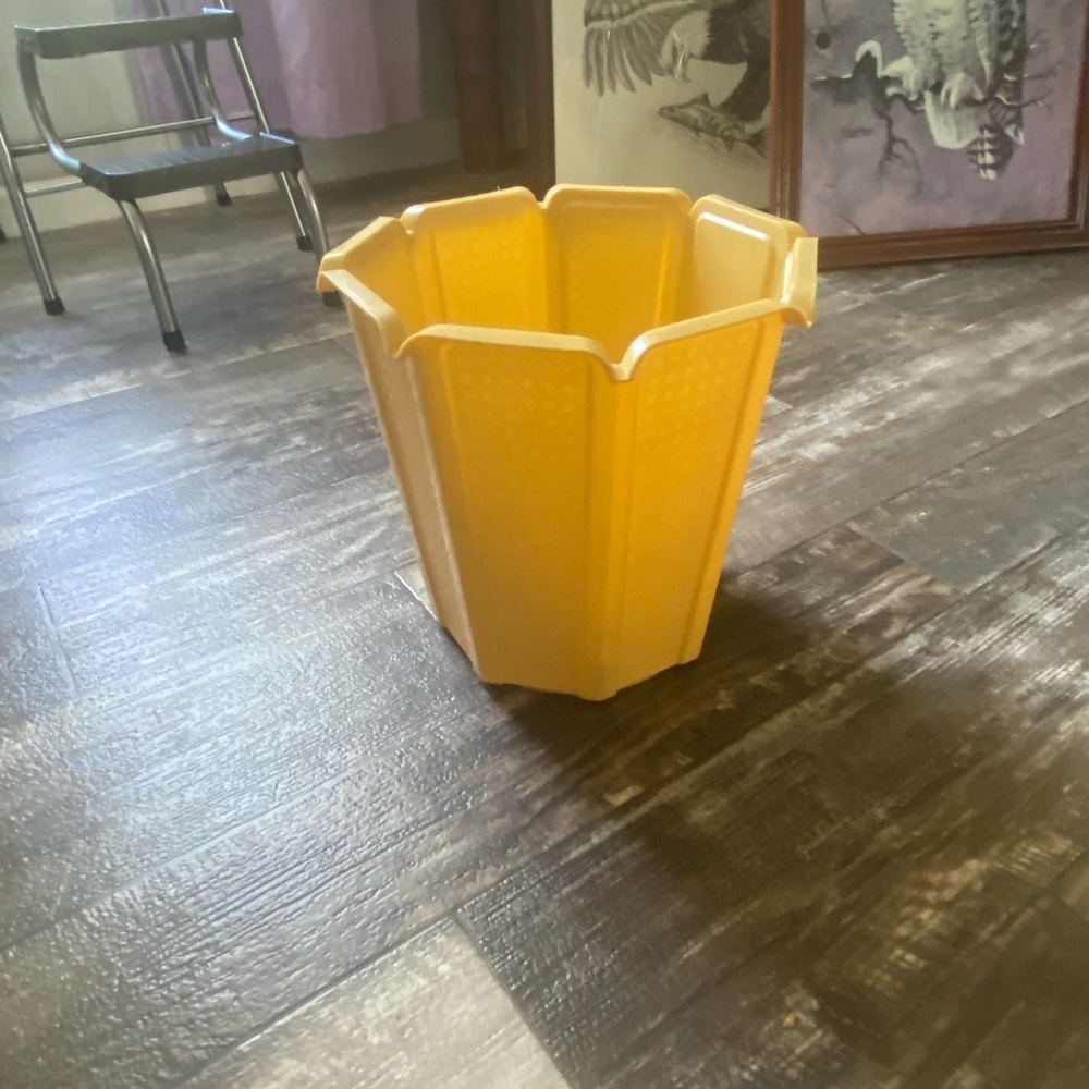 Vintage Harvest, Harvest Gold, Rubbermaid Waist Basket / Trash Can, #2945